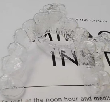 一副隐形牙套