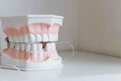 残缺的牙齿展示.jpg