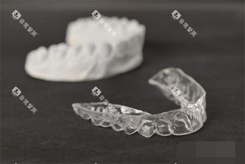 牙齿矫正透明保持器及牙齿模型图