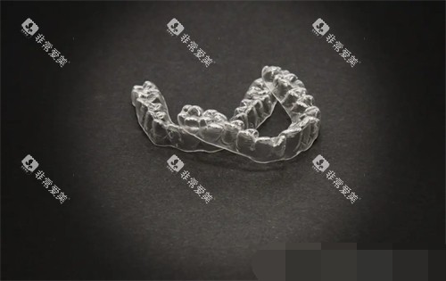 牙齿矫正透明保持器实物图