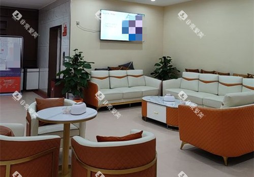 内江医 大口腔大厅休息等待区环境