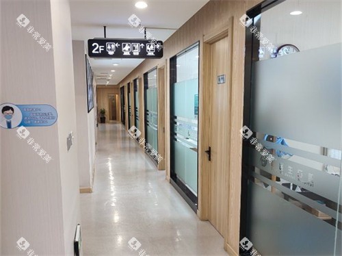 大连齿医生口腔门诊部走廊环境图