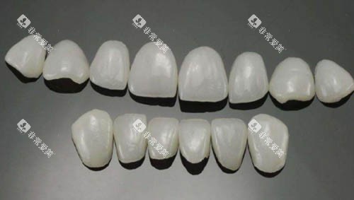 不同尺寸的牙齿贴片