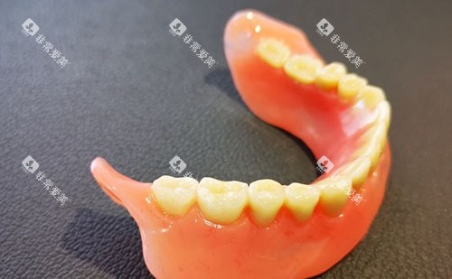 桂林牙卫仕口腔假牙模型实拍图