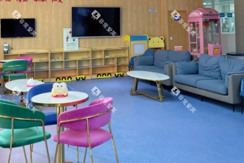 山东烟台胶东半岛口腔医院候诊区 山东烟台胶东半岛口腔医院候诊区
