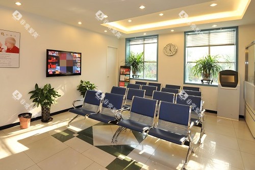 北京大学口腔医院(第三门诊部)等候区 北京大学口腔医院(第三门诊部)等候区