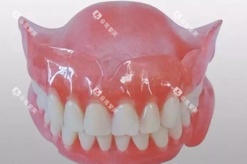 吸附于义齿卡通模型图