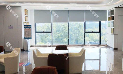 杭牙集团义乌口腔医院大厅环境实拍图