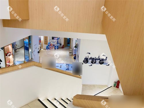 西安弗莱堡口腔一楼大厅及楼梯环境 西安弗莱堡口腔一楼大厅及楼梯环境
