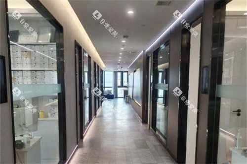 青岛优诺口腔市北总院诊疗区走廊