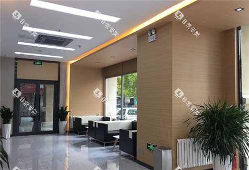 大连齿医生口腔等候区环境一角