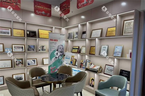 北京科尔口腔西大望店展示墙