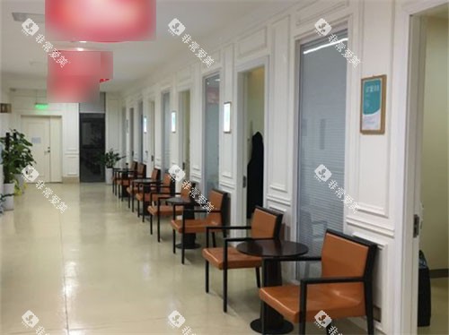 西安团圆口腔医院诊疗室门口休息沙发