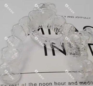 一副隐形牙套 一副隐形牙套